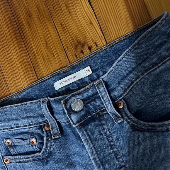 Levi’s - Wedgie Skinny Jeans - Picture 3 of 9